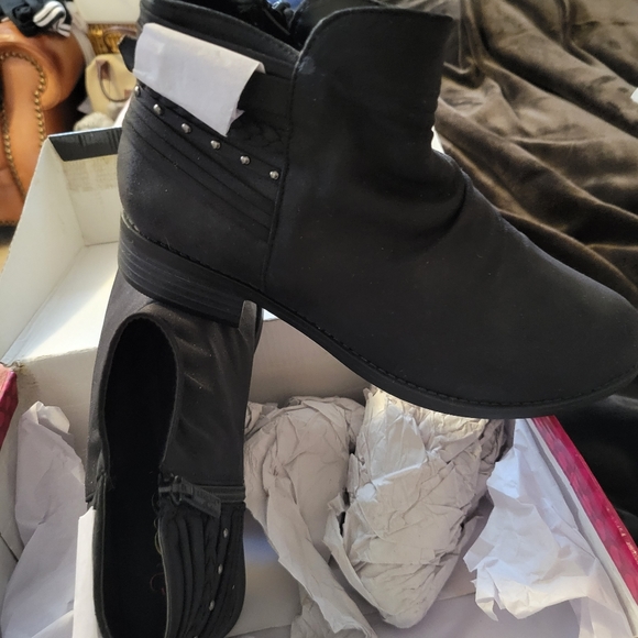 Women's ankle boots black in size 9. Never worn in original box. - Picture 2 of 5
